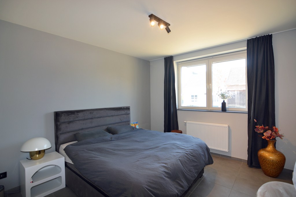 Gelijkvloers appartement met 2 slpk, ruim terras, tuin en 2 autostandplaatsen. 