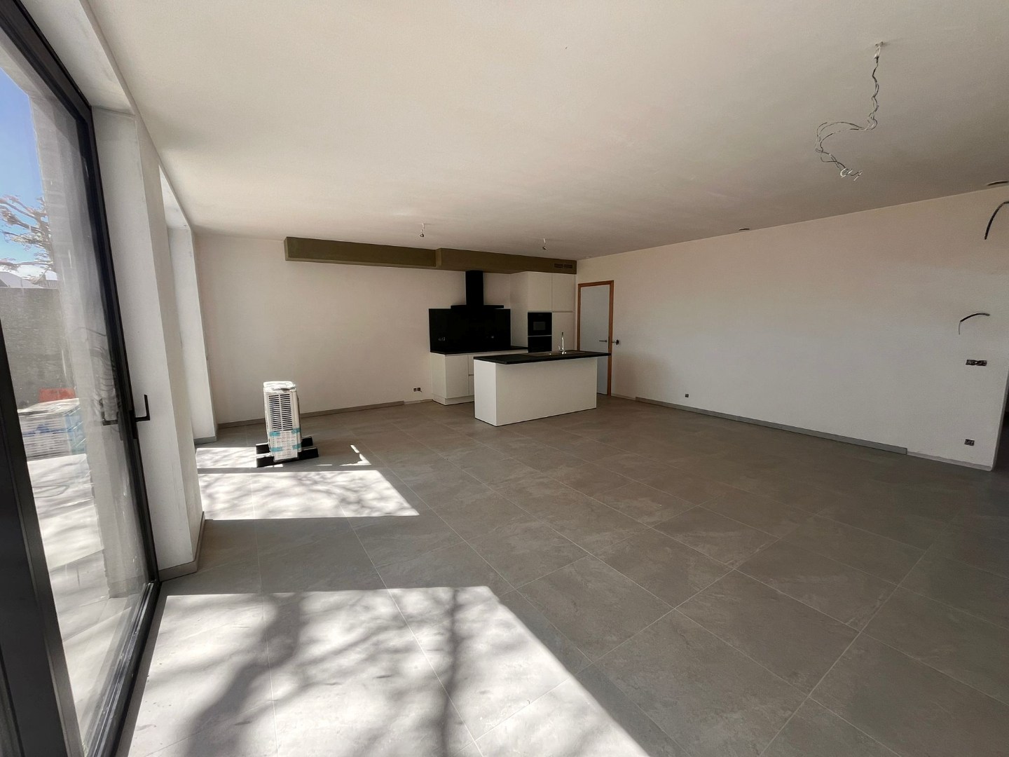 Afgewerkte woning met 2 slaapkamers &amp; ruim zonnig terras en tuin + autostaanplaats en berging 