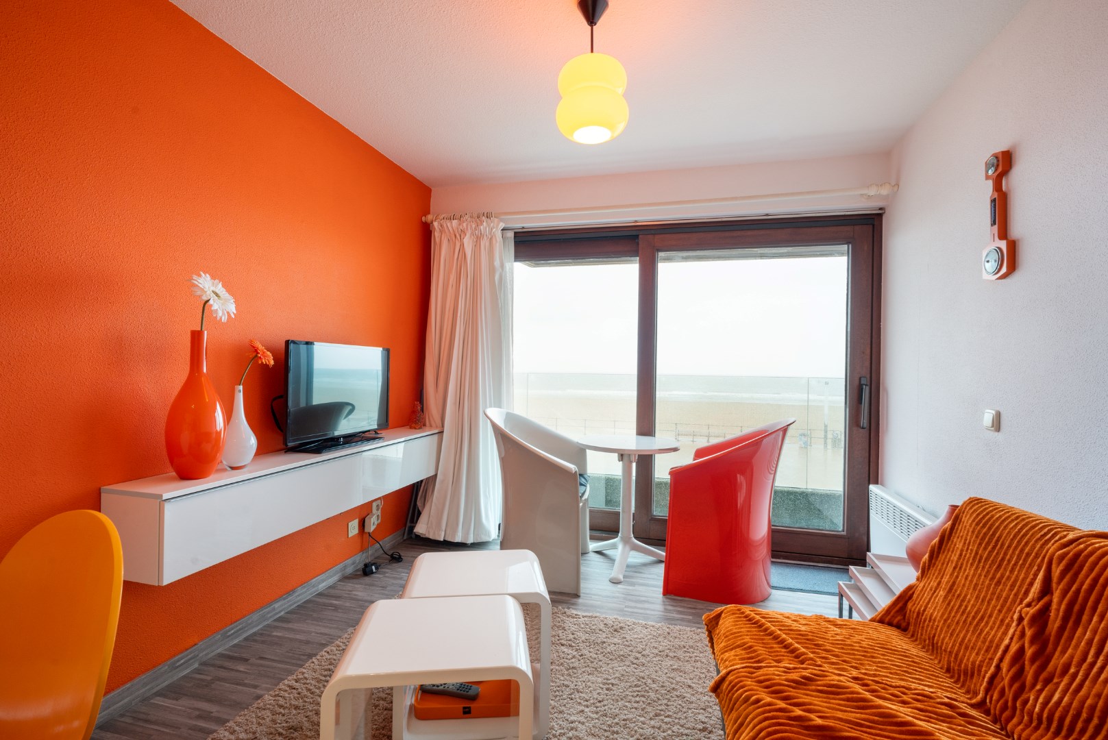 STUDIO MET FRONTAAL ZEEZICHT EN TERRAS OP TOPLIGGING 