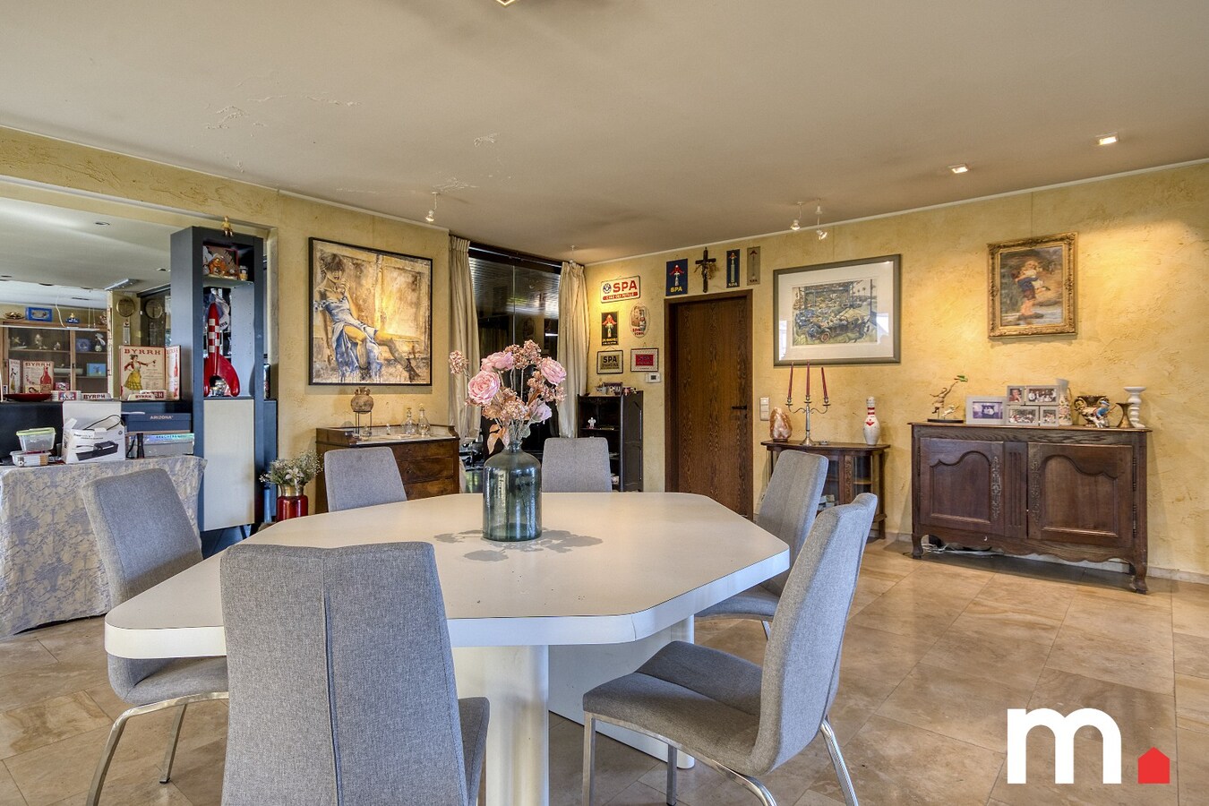 Unieke Villa te Roeselare op 2258m² met 28 zonnepanelen en 432m² bewoonbare oppervlakte! 