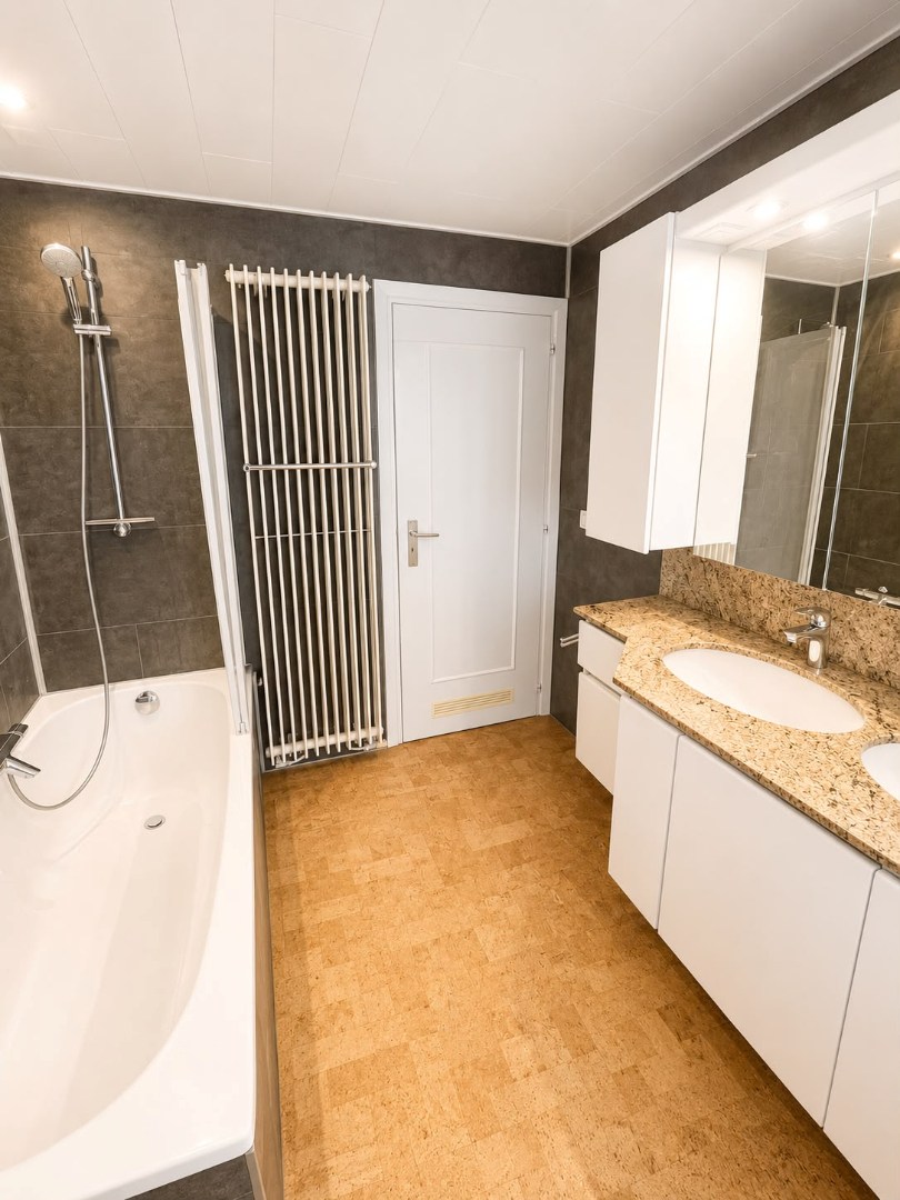 Gerenoveerde halfopen bebouwing met 4 slaapkamers, bureau, tuin en garage in Brasschaat 