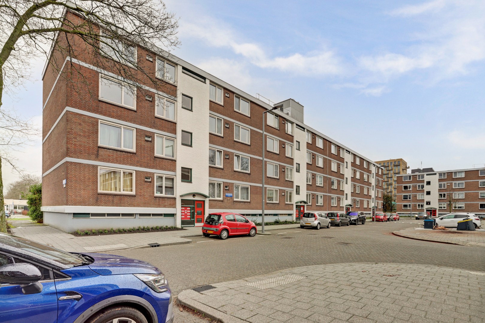 3-kamer appartement op de derde verdieping met balkon op het oosten en een berging van 13 m² in de onderbouw. 