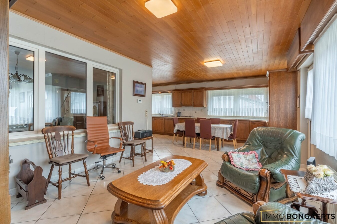 Ruime, instapklare woning (heropbouw 1994) met tuin, garage en drie slaapkamers. 