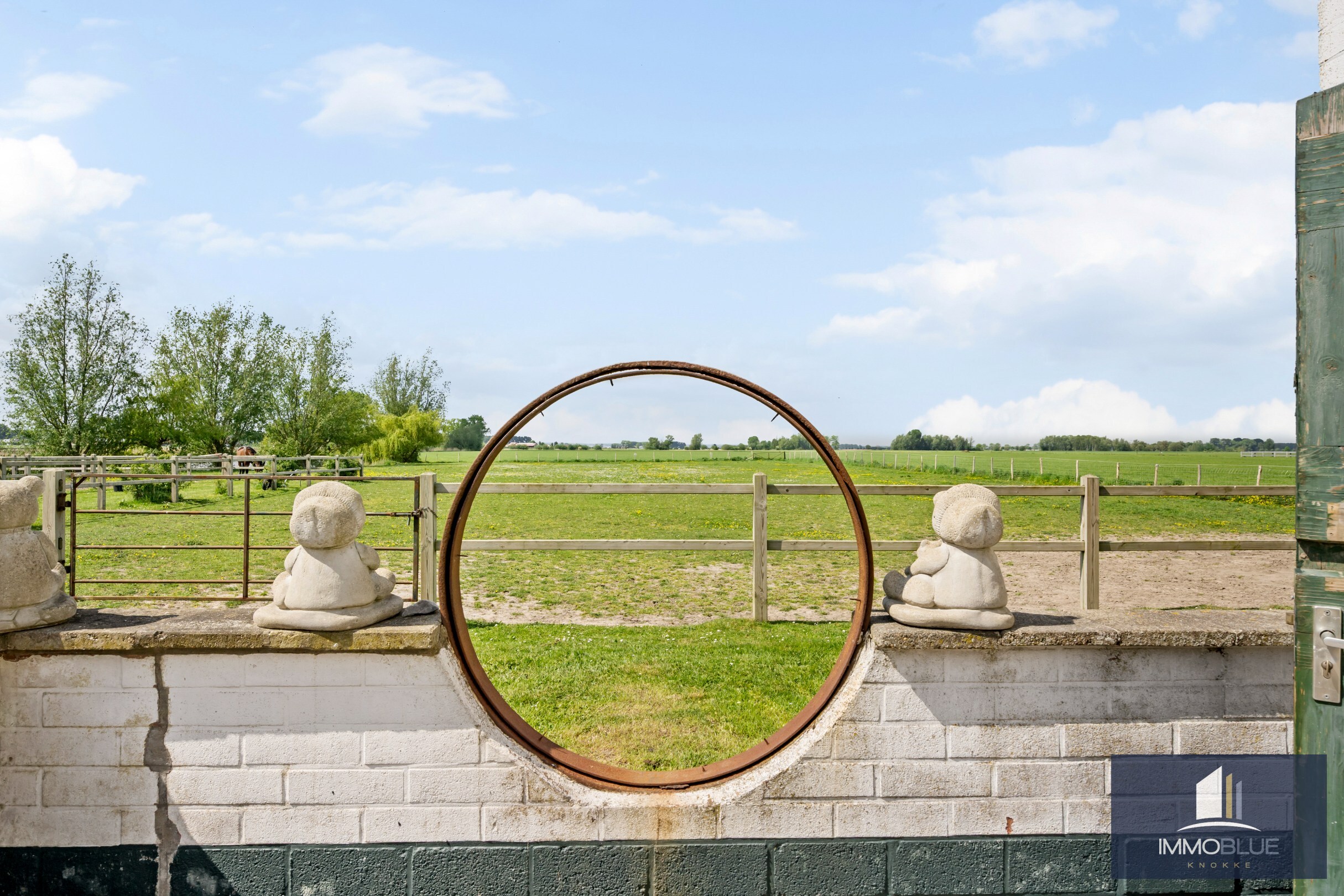 Domaine idylliquement situé avec maison rénovée, espace professionnel et installations équestres étendues. 