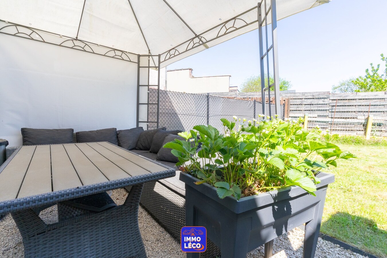 Maison rénovée avec beaux volumes et jardin. 