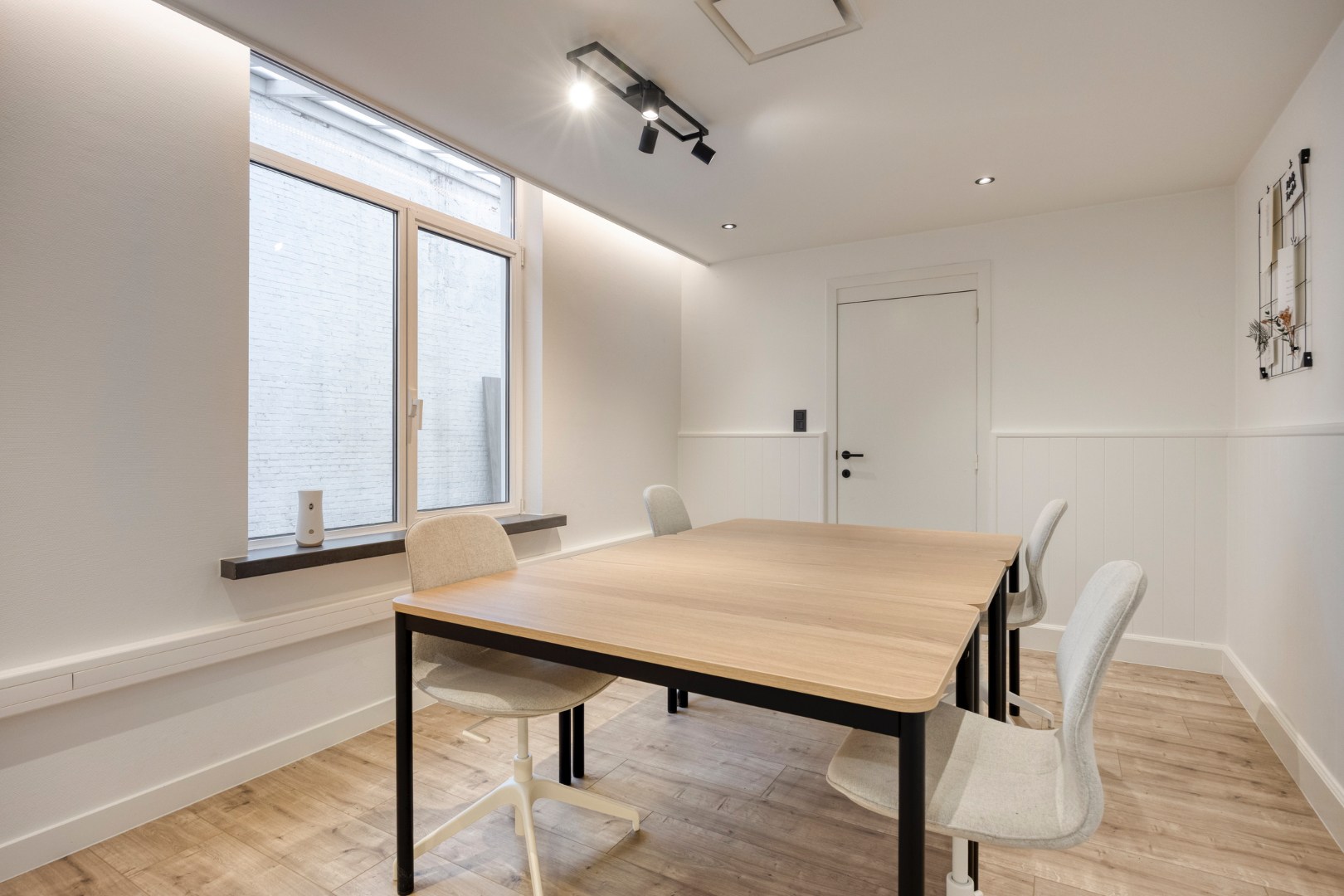 Building met handelspand en duplexappartement met 3 slpk. nabij het centrum van Leopoldsburg 