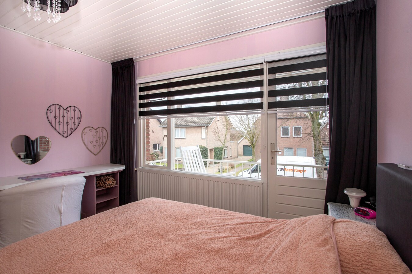 Welkom in deze verrassend ruime en charmante hoekwoning nabij het centrum van Reusel! 