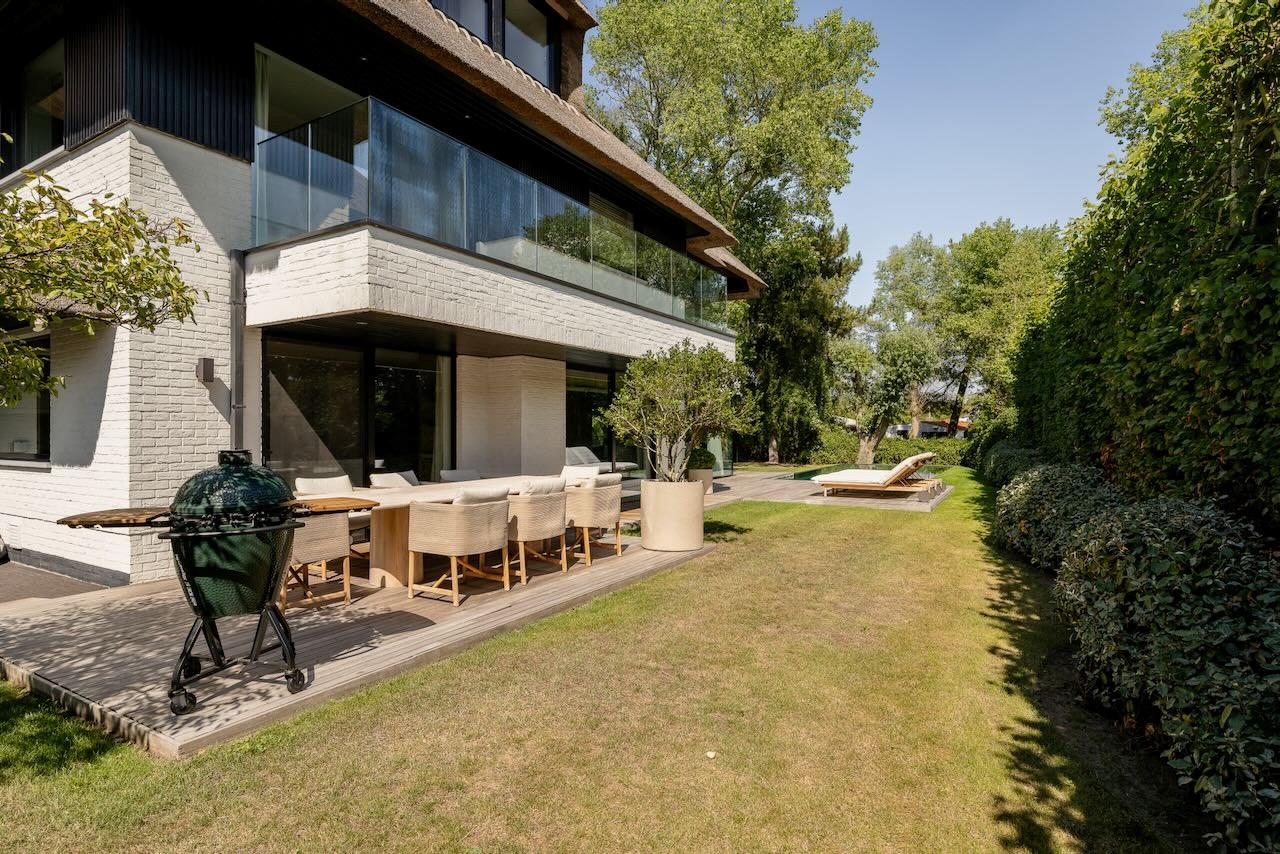 Magnifique villa récente de style contemporain allie une finition intemporelle à un emplacement unique et une vue imprenable sur le Zwin. 