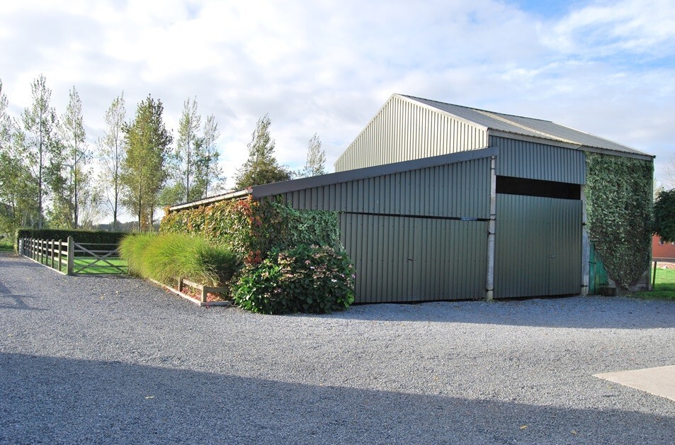 Idyllische woning met stalgebouwen op ca. 5000m² te Sint-Laureins 