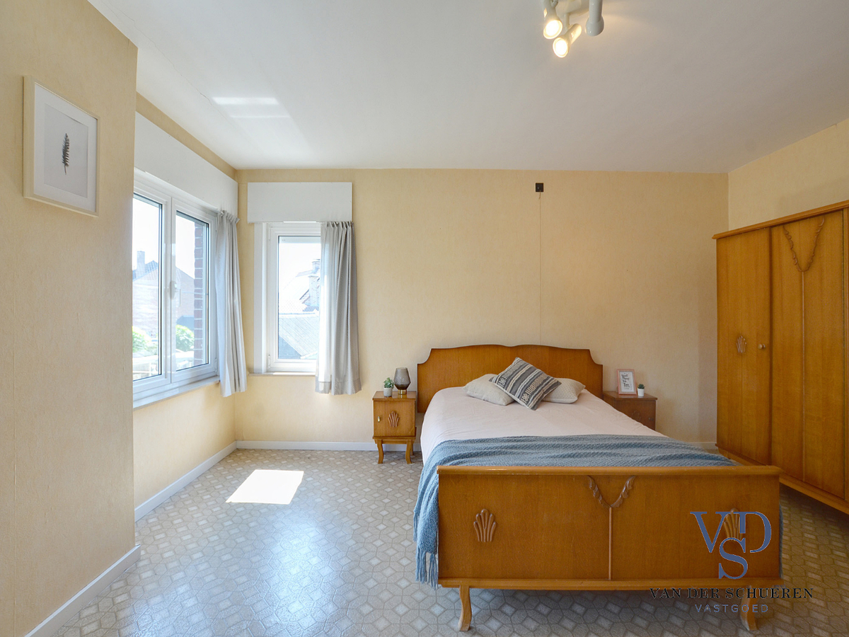 Degelijke woning met tuin en afz. garage. 