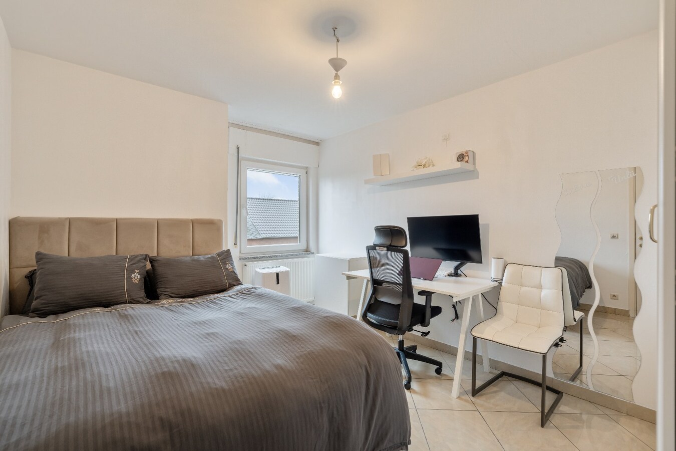 Ruim energiezuinig duplexappartement (146 m²) -  kwaliteitslabel B -  3 slaapkamers, terras en private buitenparking. 