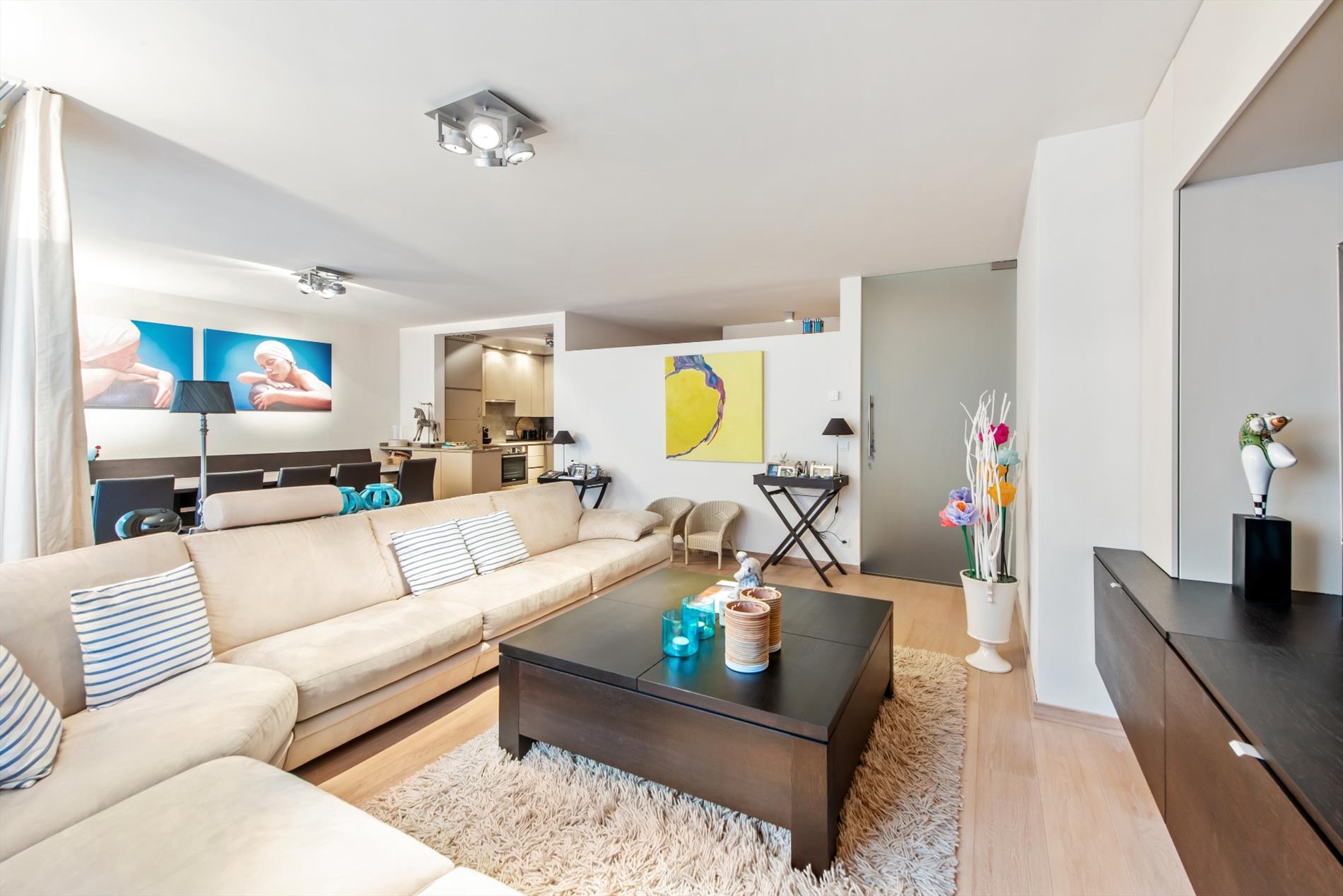 Instapklaar bemeubeld 3 slaapkamer appartement met terras 