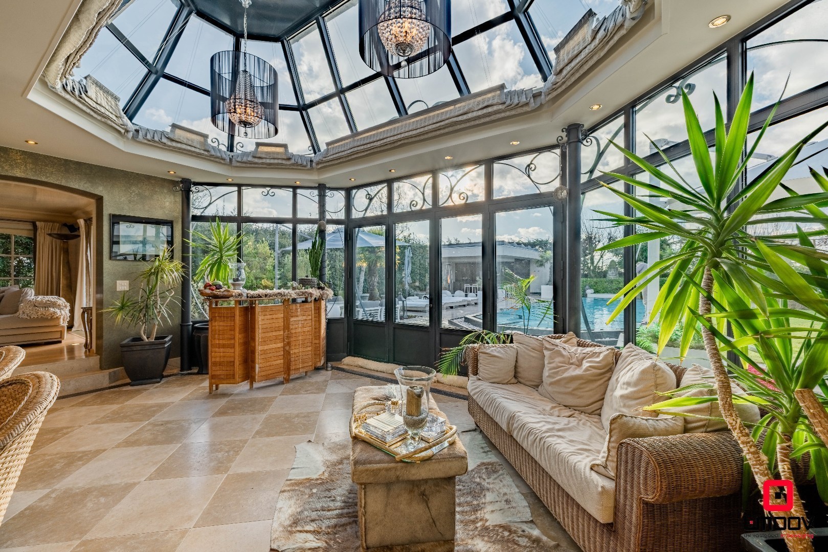 Exclusieve villa met infinity pool en resortgevoel op topligging in Mariakerke 