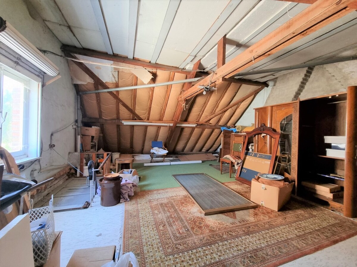 Halfopen woning met oprit, garage en grote tuin te Oudenburg 