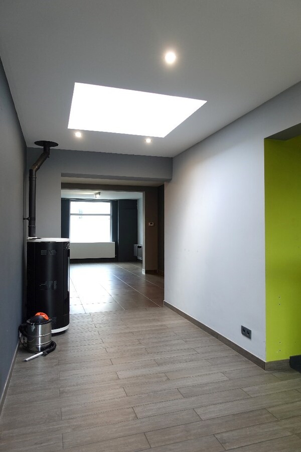 Gerenoveerde, instapklare rijwoning met 4 slaapkamers en uitweg 