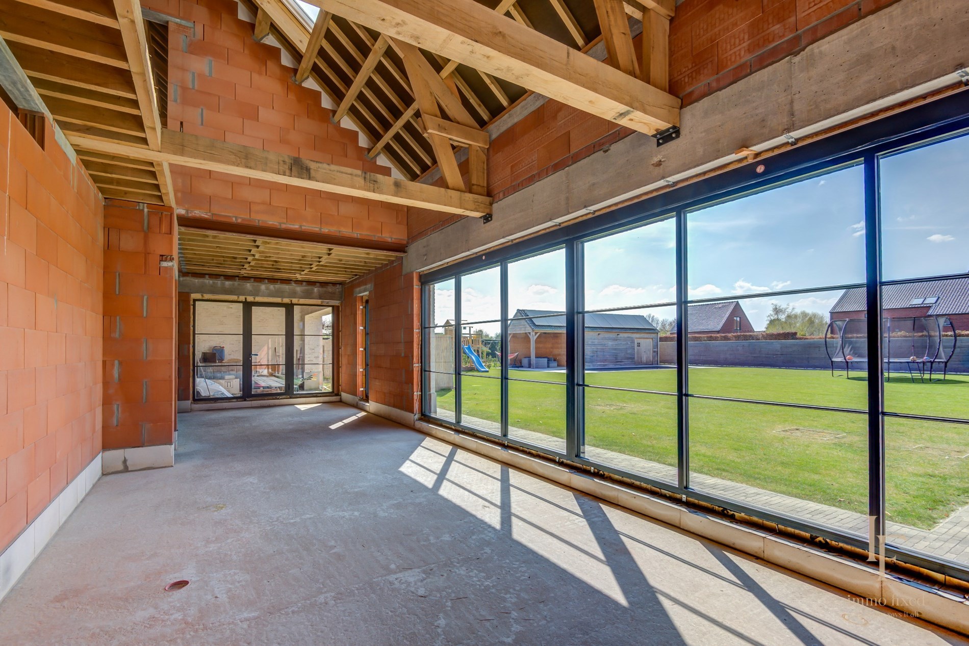 Een langgevelhoeve met bijgebouw! 