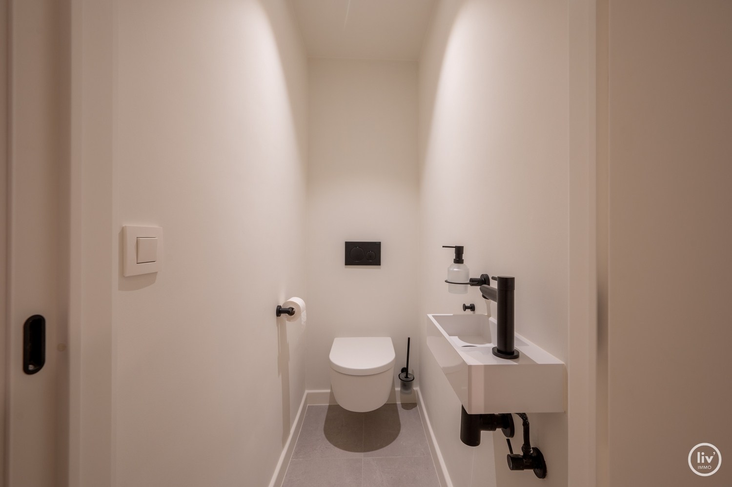 Prachtig, ruim gerenoveerd appartement met een mooie gevelbreedte van 7 m, gelegen op de Lippenslaan te Knokke. 