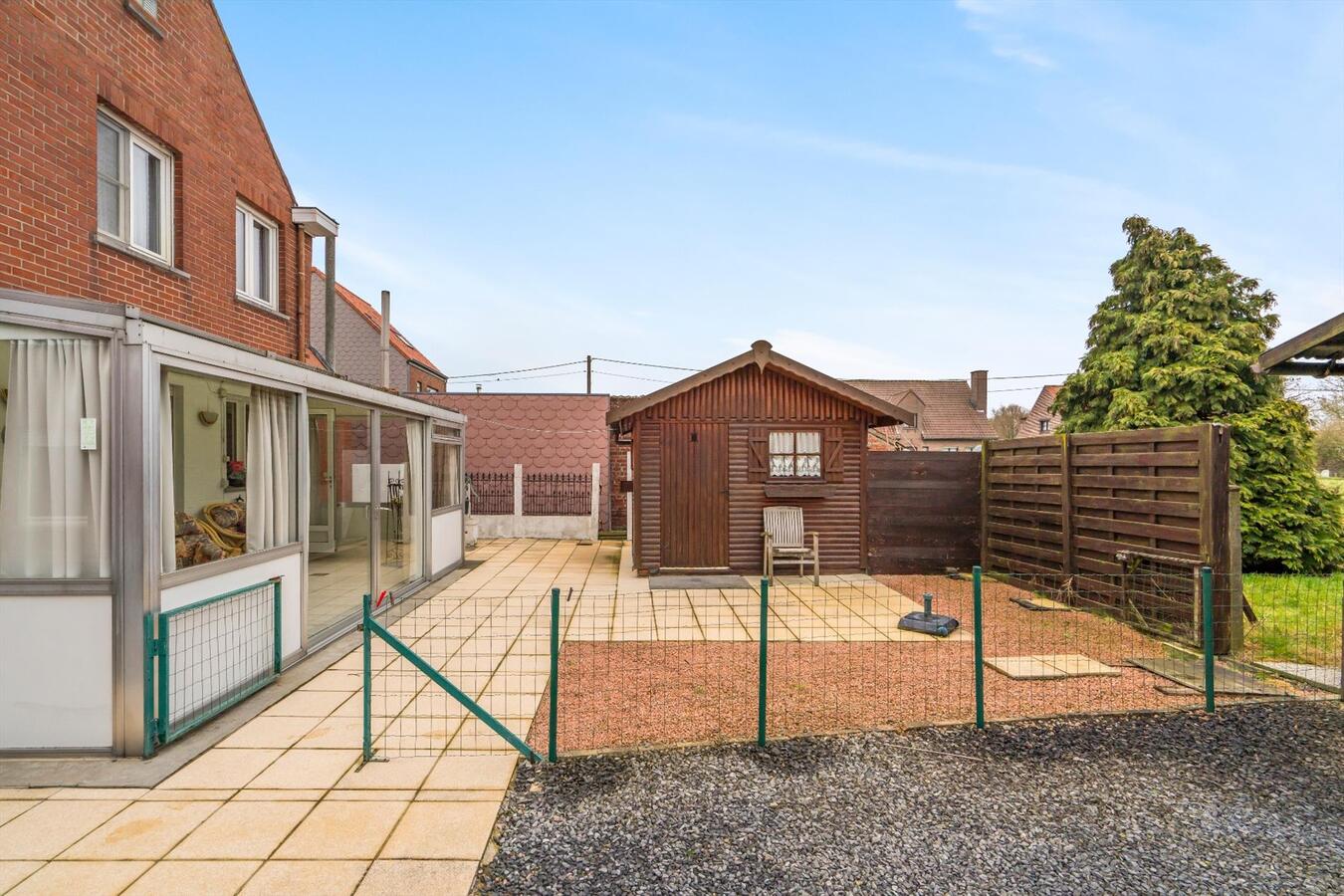 Uitstekend onderhouden halfopen woning met grote tuin 