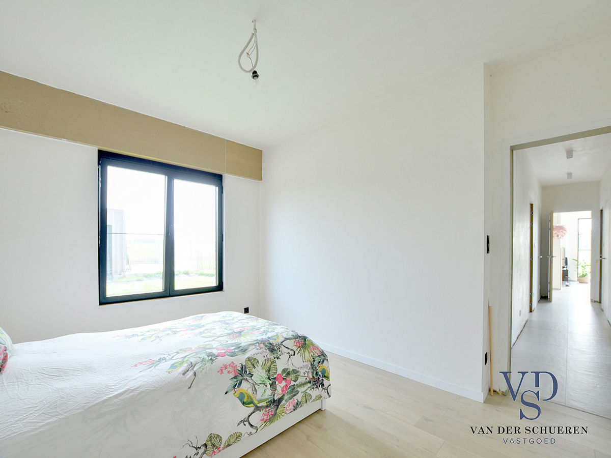 Exceptioneel gelegen, eigentijdse bungalow-villa. 