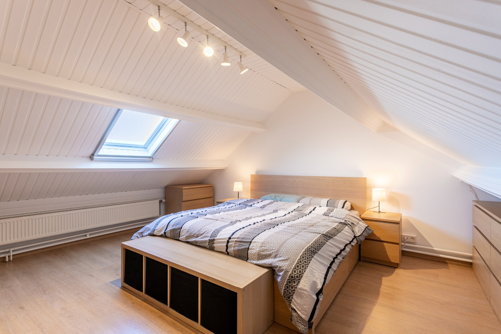 Instapklare woning met 3 slaapkamers, tuin en 2 garages. 