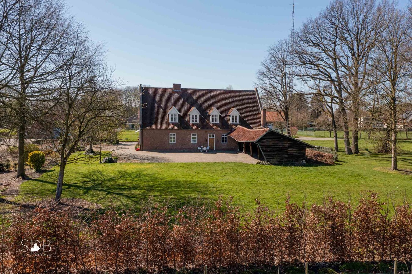 Stijlvolle villa met diverse bijgebouwen en graslanden op circa 3ha 