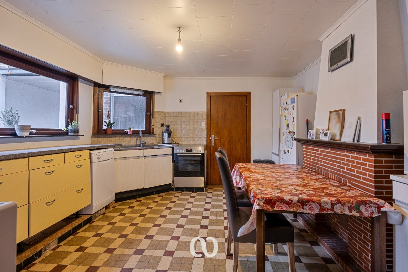 Gedeeltelijk gerenoveerde half open bebouwing met atelier 