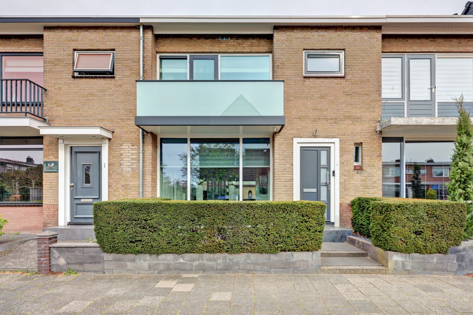 Lichte 4-kamer tussenwoning met eigen garage, 3 slaapkamers, onderhoudsvriendelijke tuin met berging en gelegen op eigen grond! 