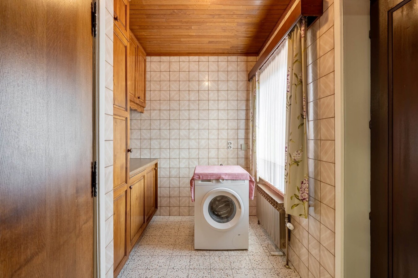 Gelijkvloerse, verzorgde woning gelegen op een perceel van 6a37ca, vlakbij het centrum, scholen, wandel- en fietsroutes 