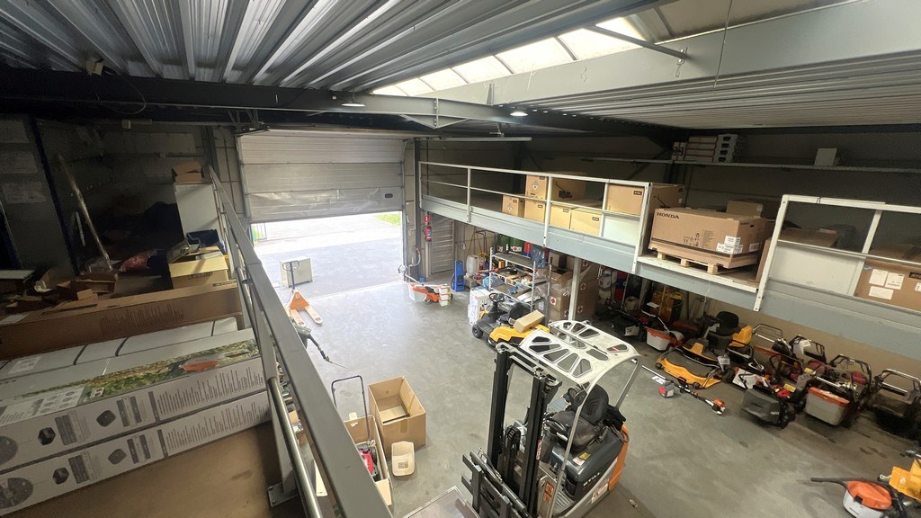 Industrieel bedrijfspand te huur langs N70 in Lochristi