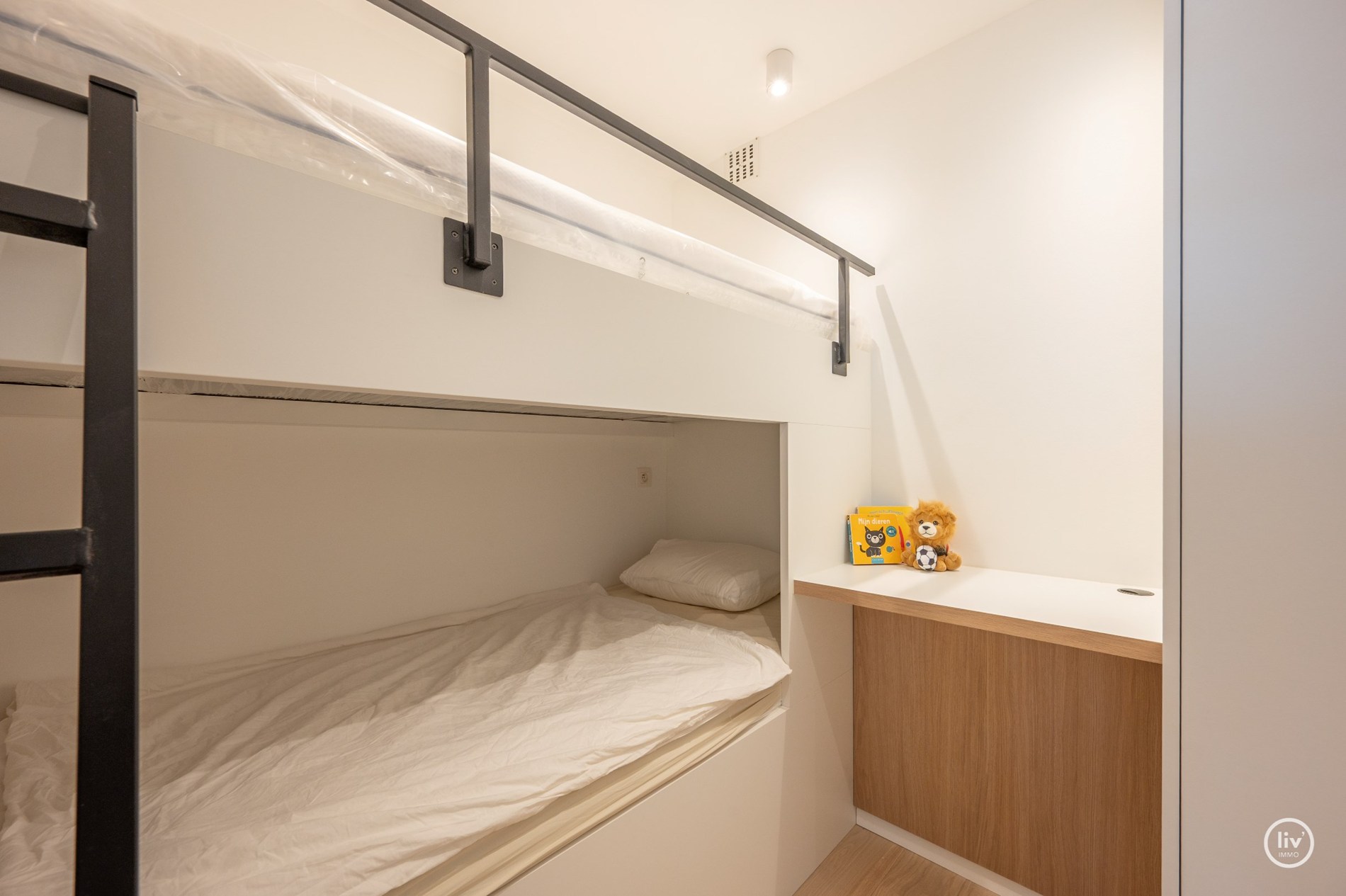 Prachtig gerenoveerd 2 slaapkamerappartement op een topligging in een zijstraat van de Kustlaan te Knokke. 