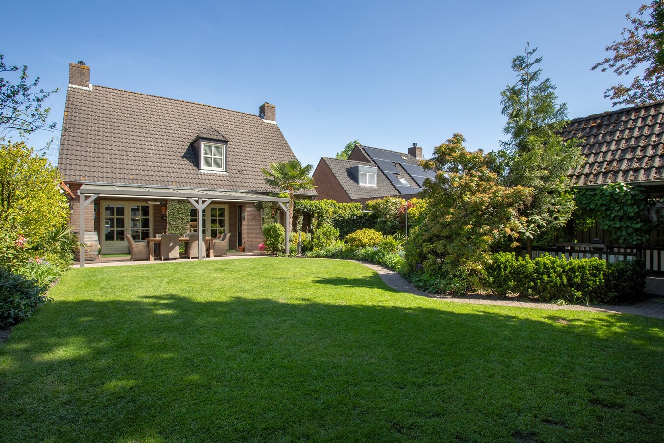 Royale vrijstaande woning gelegen op een perceel van 671 m2 met de tuin op het zuiden! 