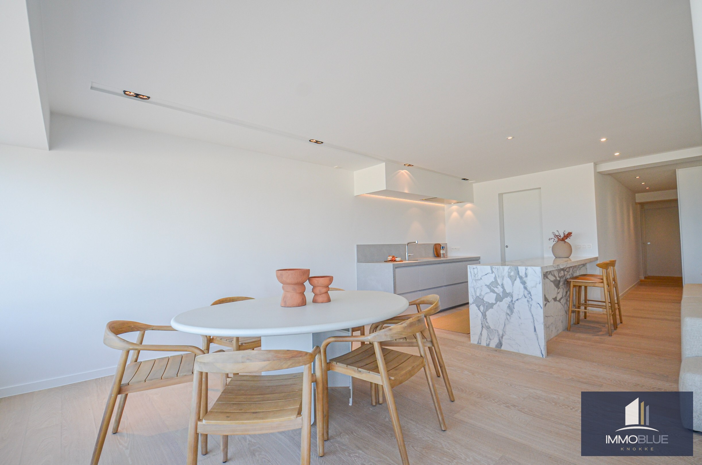 Exclusief – Stijlvol volledig gerenoveerd appartement met frontaal zeezicht. 