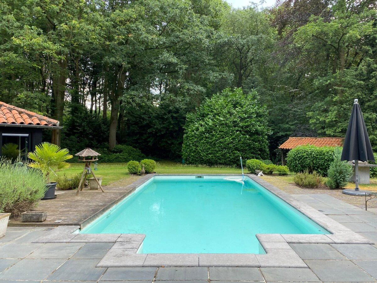 Gelijkvloersvilla op een perceel van 3.500 m² op een toplocatie te Schilde 