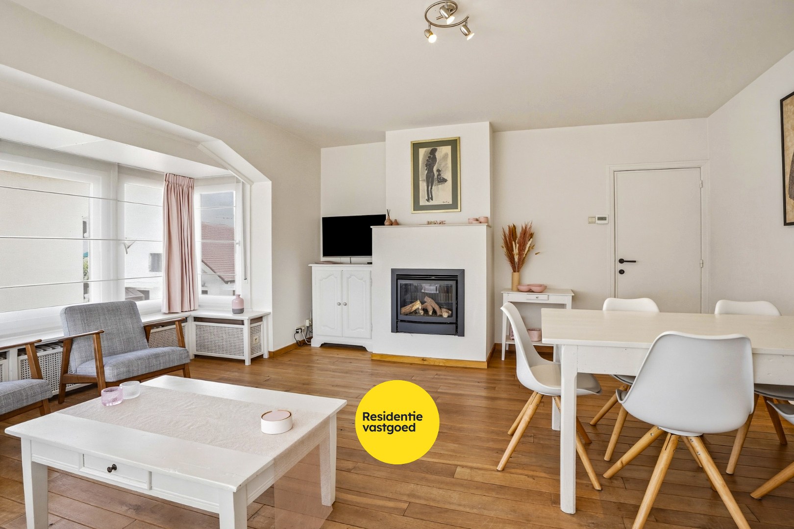 Instapklaar en lichtrijk 3-slaapkamerappartement (109 m²) met terras en privé-parkeerplaats te Oostduinkerke. 
