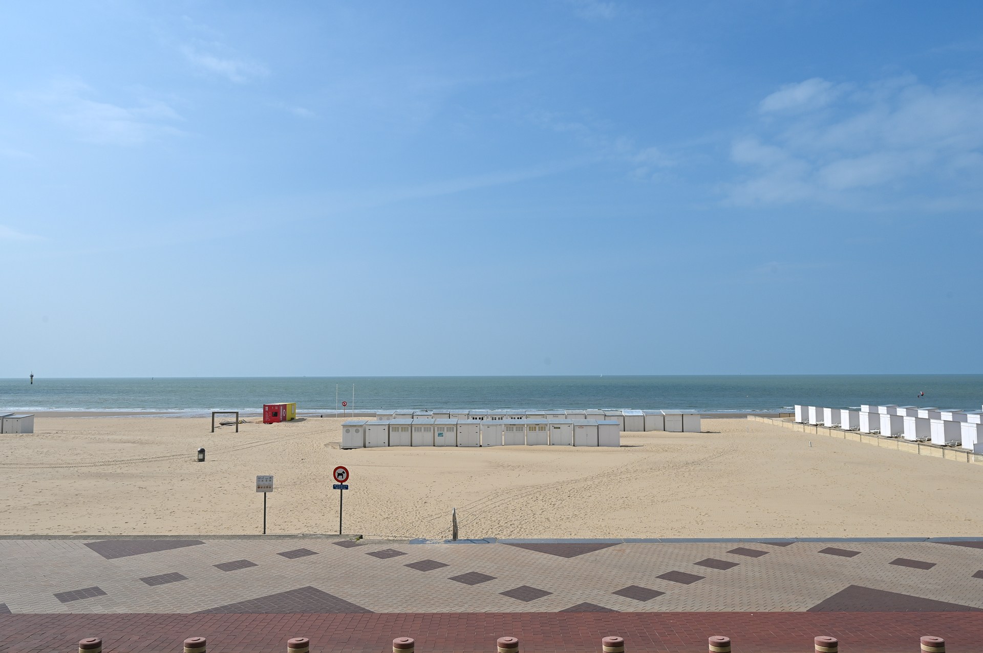Op een absolute topligging aan de zeedijk in het Zoute bevindt zich dit prachtig gerenoveerde appartement op de eerste verdieping van een standingvolle residentie, met een gevelbreedte van 5,20 meter 