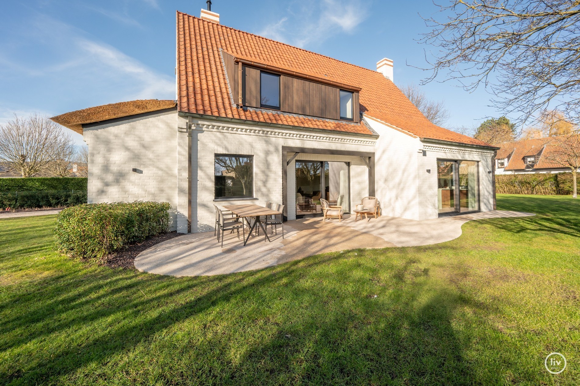 Magnifique villa rénovée, située sur un grand terrain de 1365 m2 dans un quartier résidentiel de villas, à proximité du centre de Knokke. 