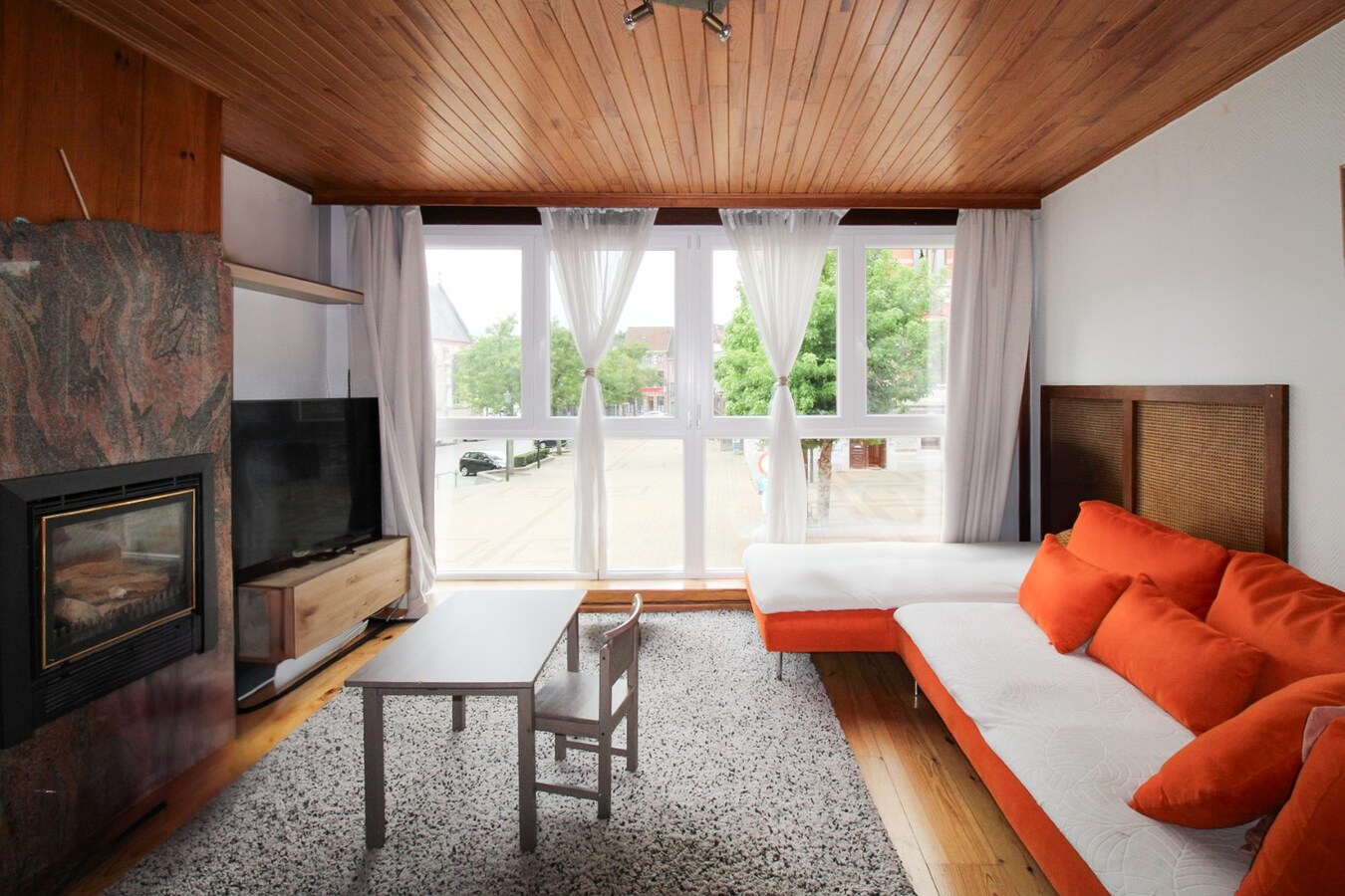 Veelzijdig handelshuis met woonst en luxueuze B&amp;B op toplocatie aan de Markt van Temse! 