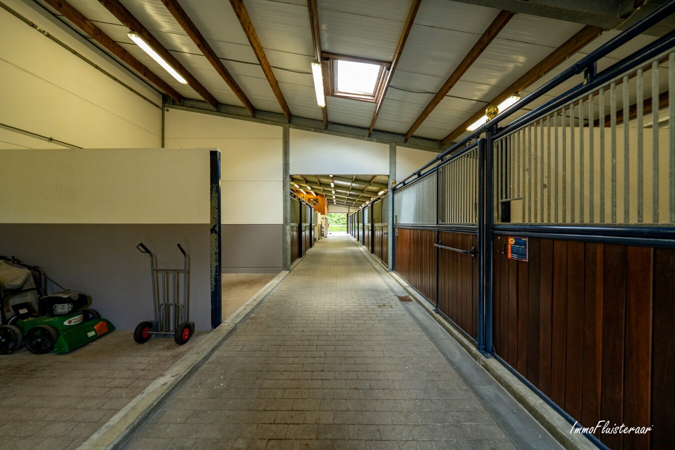 Beautiful villa with indoor and outdoor riding arenas on over 2.4 hectares in Ardooie 