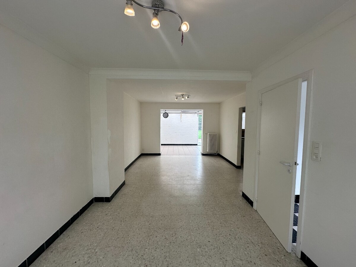 Centraal gelegen halfopen woning met grote zonnige tuin 