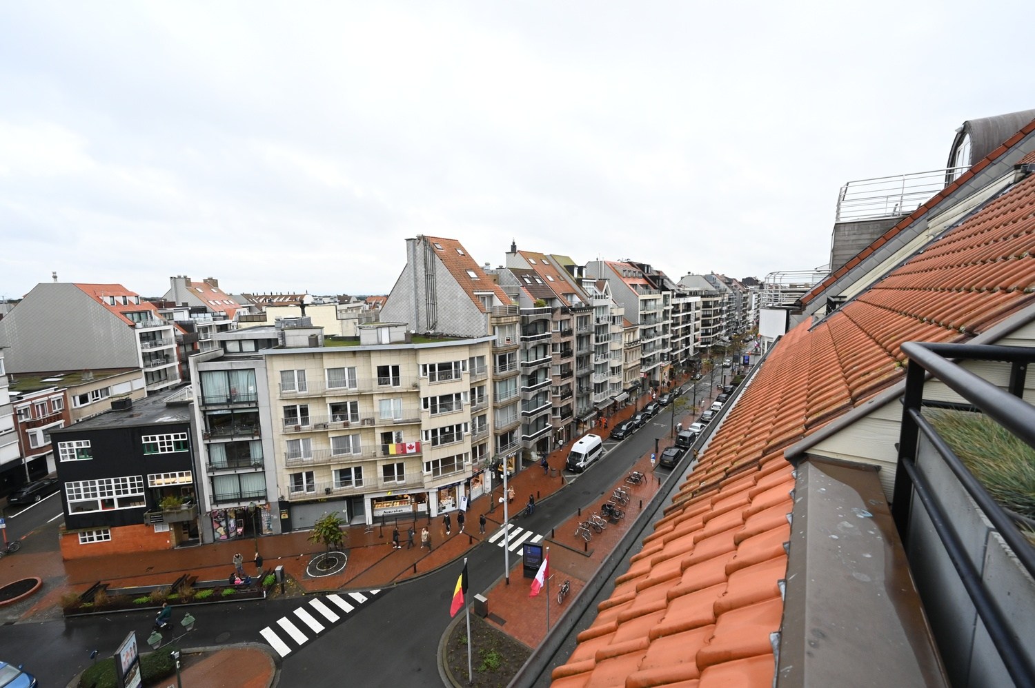 Ongemeubeld - Prachtig en UNIEK duplexappartement met 3 slpk. gelegen in het centrum van Knokke, met een facade van 10 meter en een open zicht op de Dumortierlaan. HUREN OP VENNOOTSCHAP MOGELIJK! 