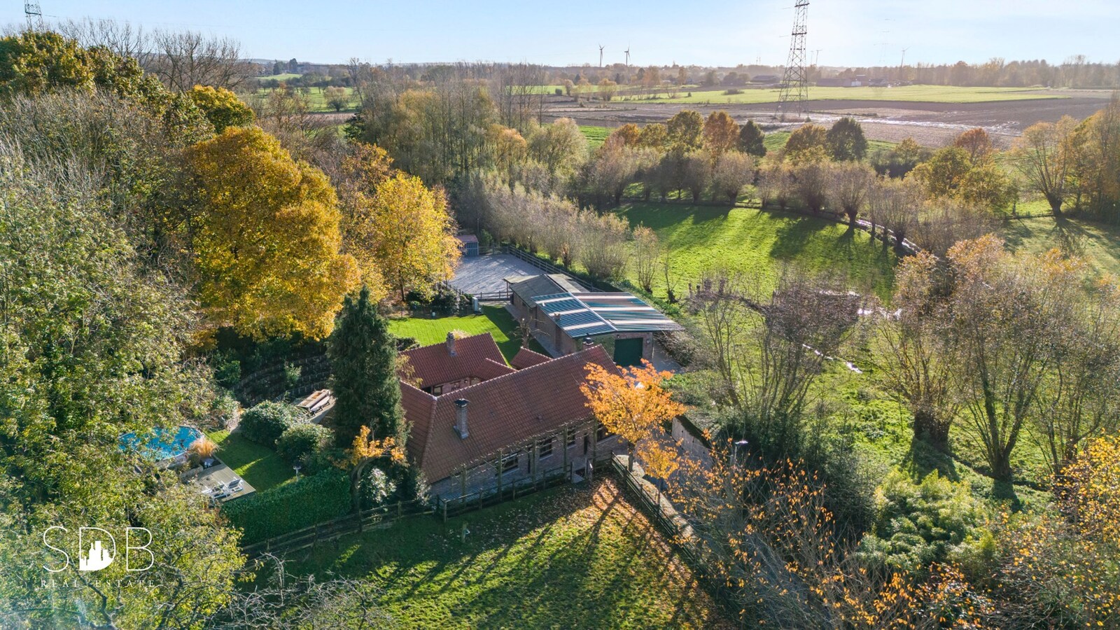Landelijke villa met zwembad, paardenfaciliteiten en piste op circa 2 HA 