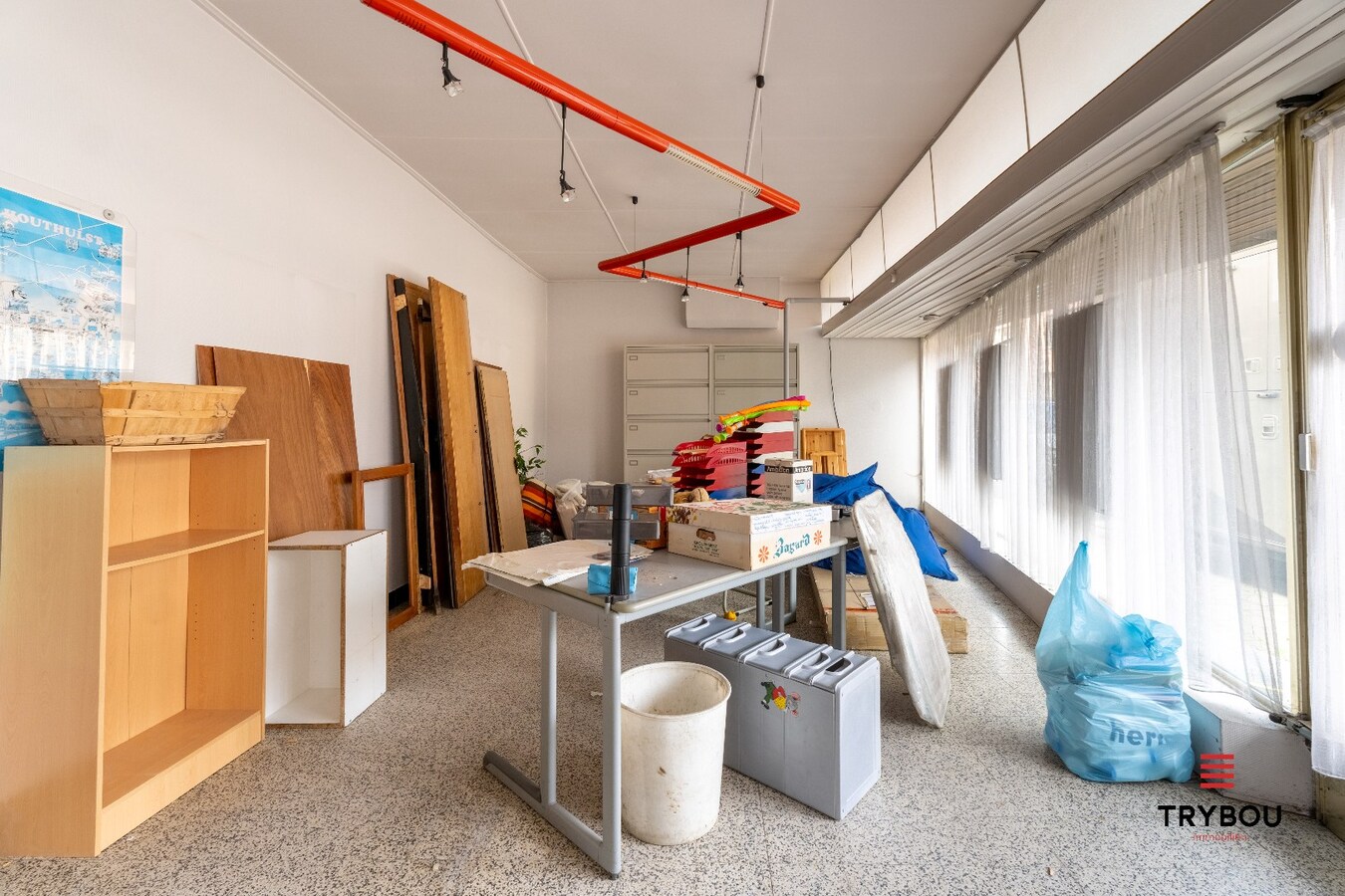 Ruime woning met winkelruimte, loods (optioneel) en garage 