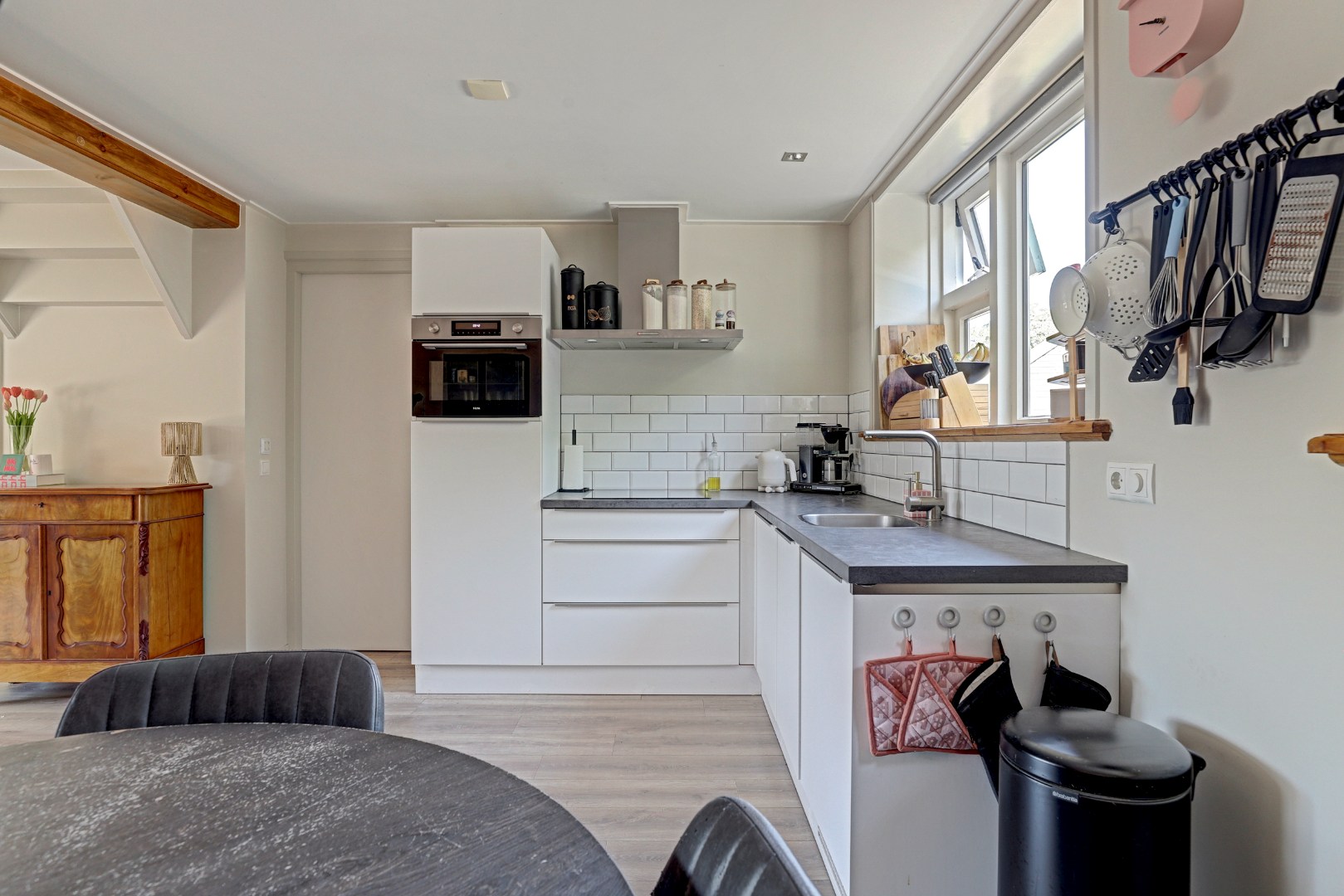 Instapklaar en tot in de puntjes verzorgd, met twee slaapkamers en een fraai verbouwde schuur voor praktijk, werk of hobby. 