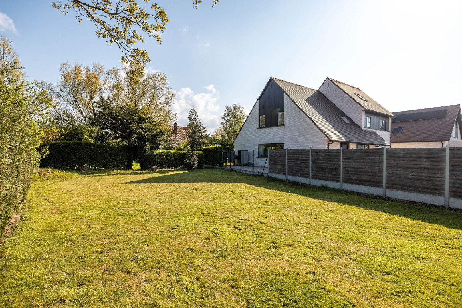 Authentieke woning met zonnige tuin, garage en bouwgrond 