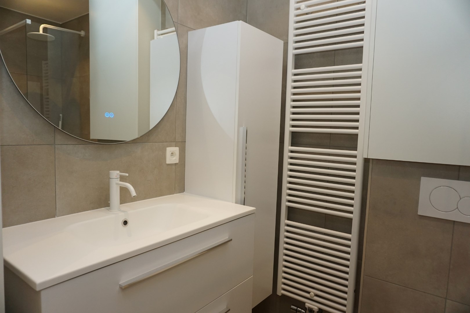 PRACHTIG GERENOVEERD APP. GELEGEN LEOPOLD II LAAN - TOPLIGGING 