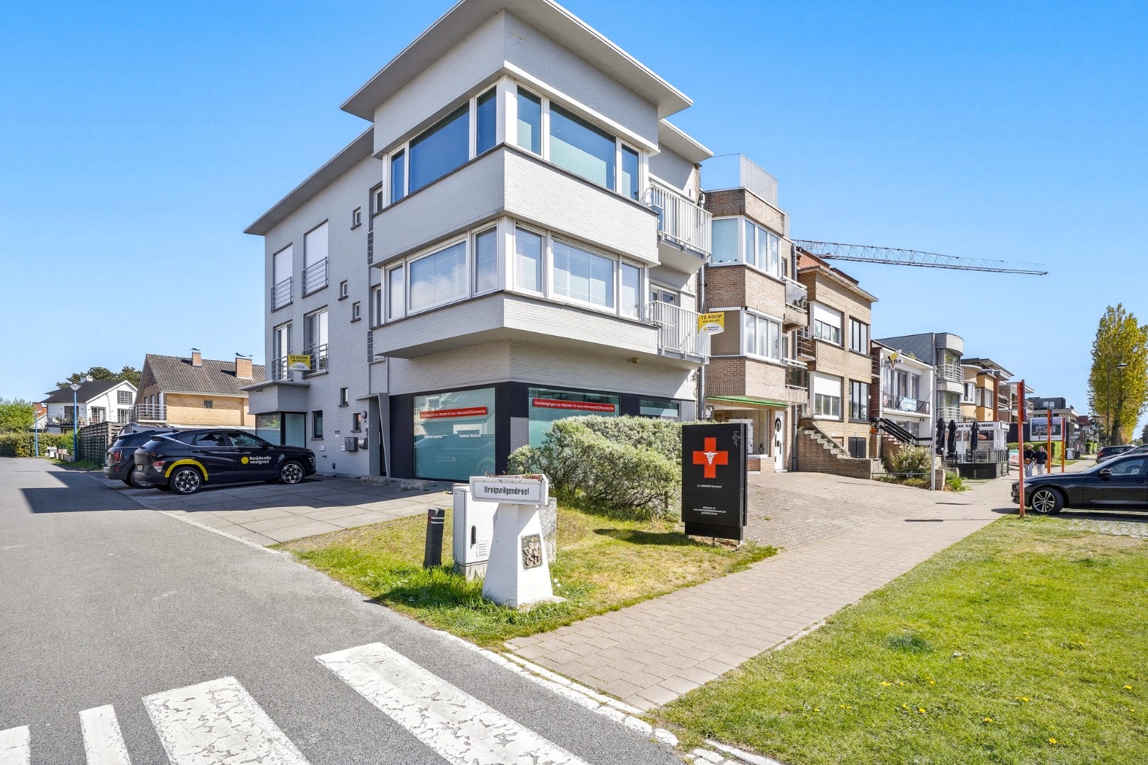 Instapklaar en lichtrijk 3-slaapkamerappartement (109 m²) met terras en privé-parkeerplaats te Oostduinkerke. 