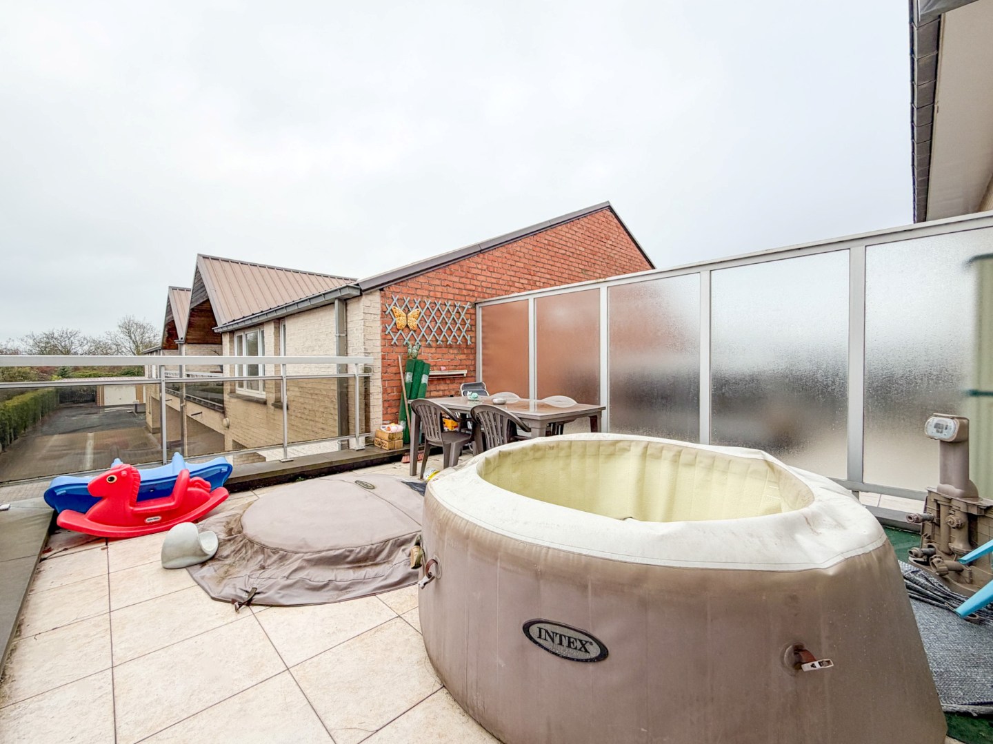 Energiezuinig 2-slp appartement (88 m²) met groot terras, Eernegem. 