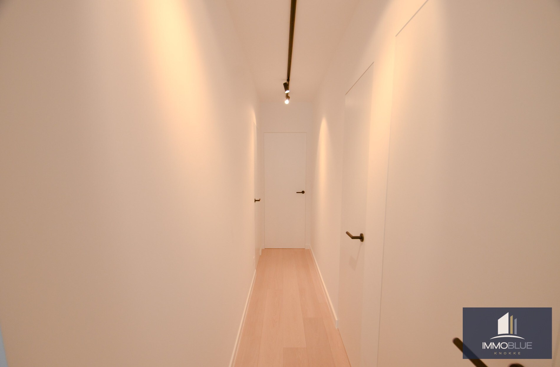 Appartement intemporel,  entièrement rénové, avec vue latérale sur la mer, situé au Zoute. 