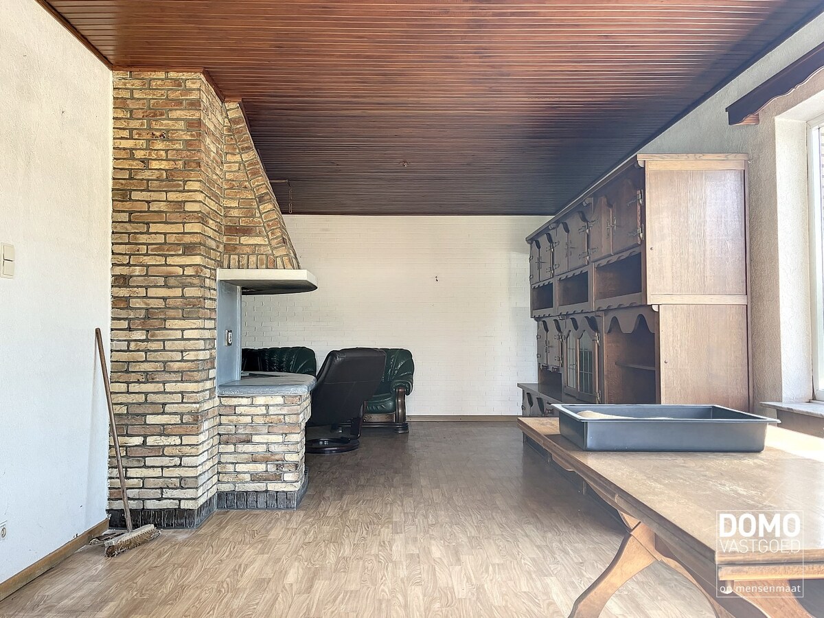 Ruime half open bebouwing met een vergund magazijn. 