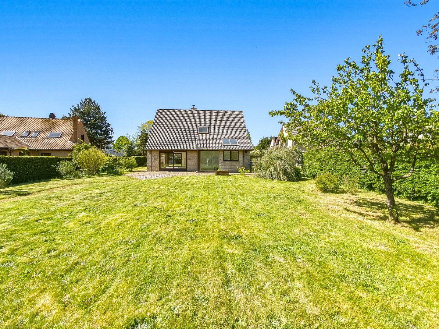 Ruime villa met 5 slaapkamers op 1082 m² te Oostduinkerke, gelegen vlakbij het natuurreservaat Hannecartbos. 